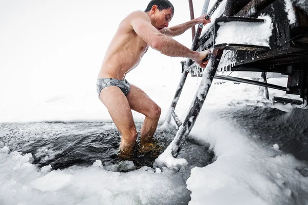 Joven nadando en el agujero de hielo —  Fotos de Stock