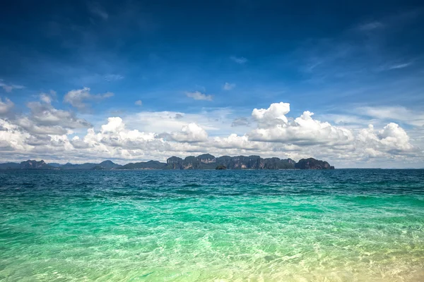 Mar tropical com água limpa — Fotografia de Stock