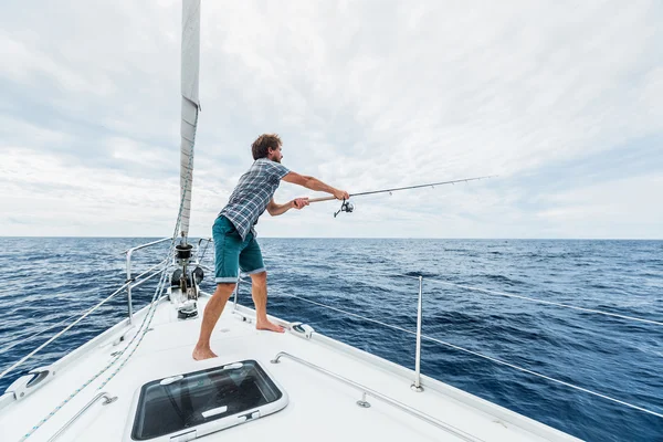 Giovane pesca uomo — Foto Stock