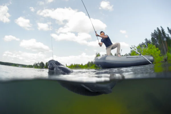 Uomo pesca sul lago — Foto Stock