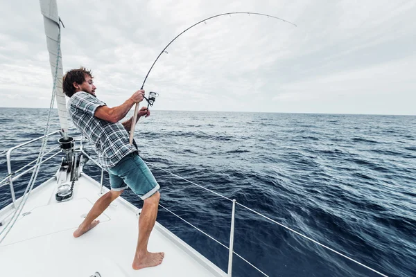Junger Mann fischt hart — Stockfoto