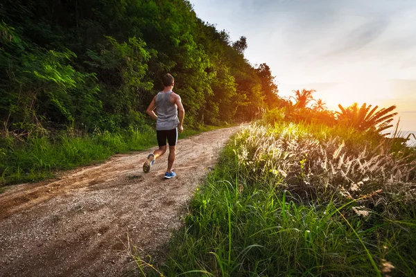 Man jogging på vägen — Stockfoto