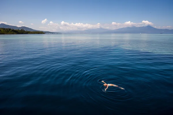 Mujer en el mar —  Fotos de Stock