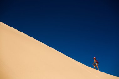 Kumul tırmanma uzun yürüyüşe çıkan kimse 