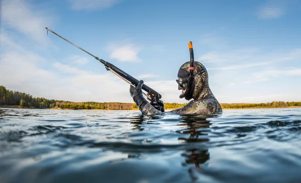 Man met onderwatergeweer gaan jagen — Stockfoto