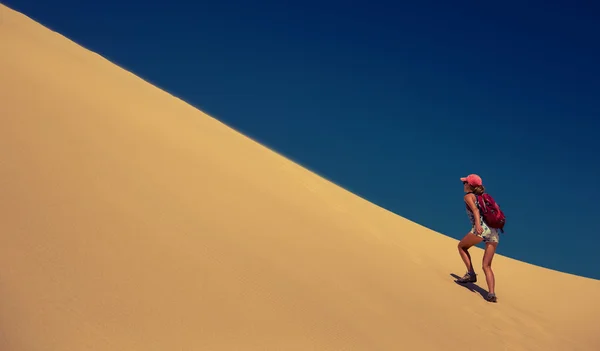 Wanderer erklimmt die Düne — Stockfoto