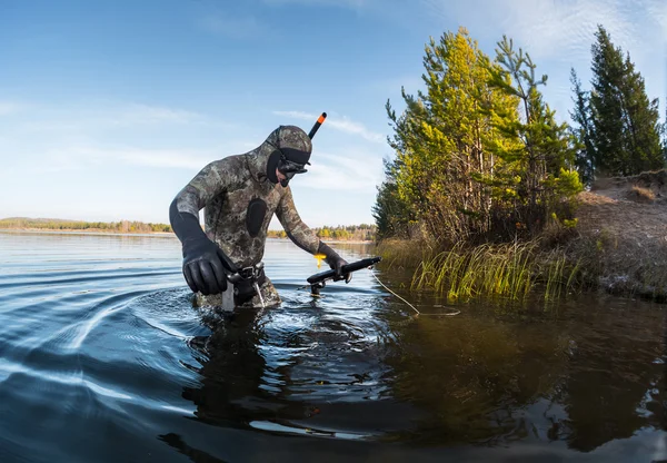 Man with speargun going to hunt — Stock Photo, Image