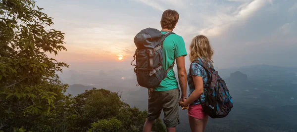 Pareja de excursionistas disfrutando del amanecer — Foto de Stock