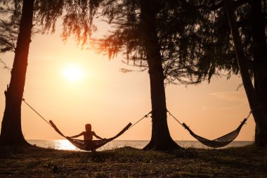 Kadın zevk tropikal günbatımı