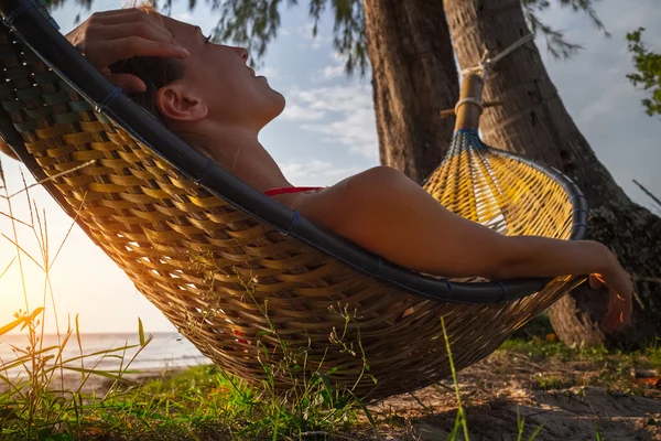 Mulher desfrutando do pôr do sol tropical — Fotografia de Stock