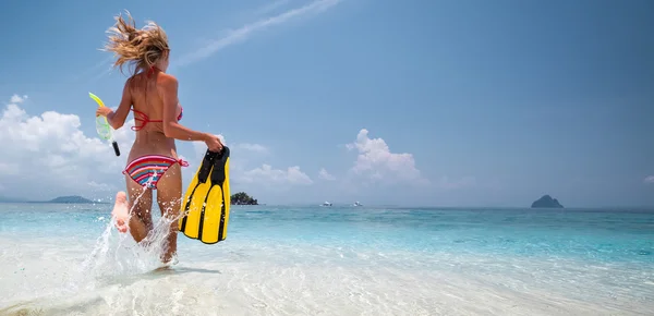 Frau läuft ins Meer — Stockfoto