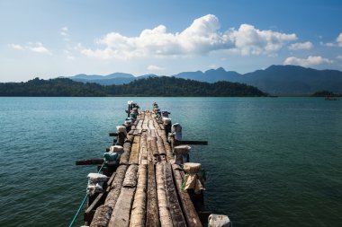 Denizde ahşap iskele