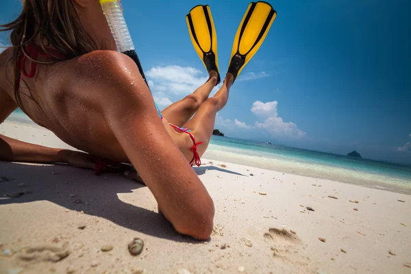 Młoda kobieta leżąca na plaży — Zdjęcie stockowe