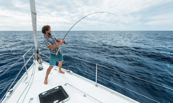 Uomo pesca in mare — Foto Stock