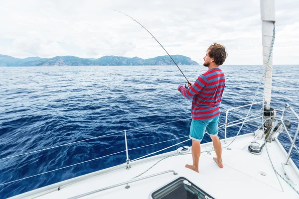 Uomo pesca in mare — Foto Stock