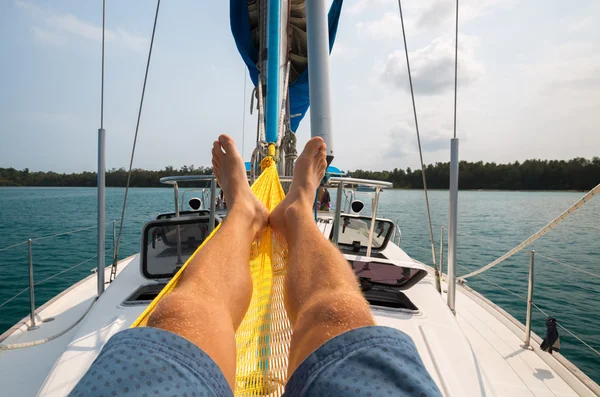 Homme relaxant dans l'ensemble d'hamac — Photo