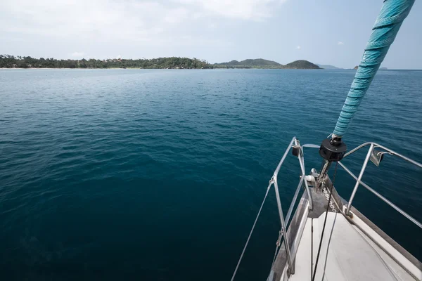 Segelbåt förankrad i havet — Stockfoto