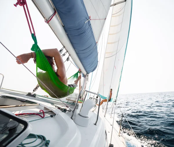 Homme relaxant dans l'hamac — Photo