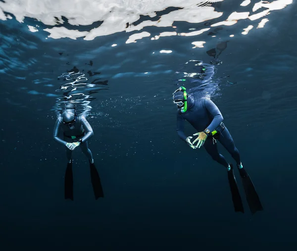 Two free divers preparing for the dive — Stock Photo, Image