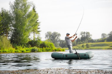 Olgun adam gölde balık tutma