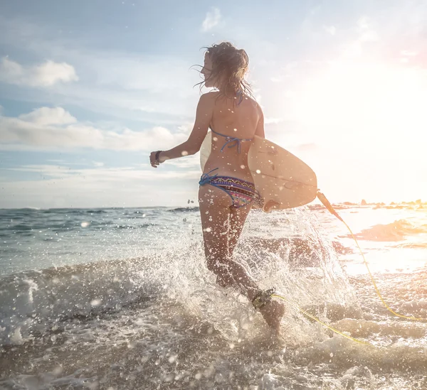 Женщина, бегущая в море — стоковое фото