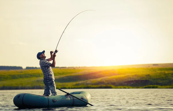 Horgászat a tavon érett férfi — Stock Fotó