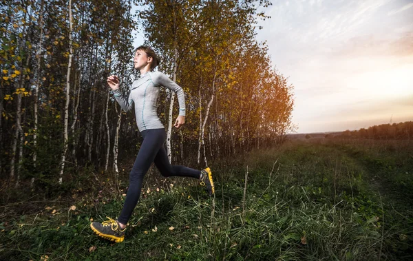 Dama delgada corriendo — Foto de Stock