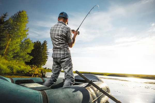 Hombre maduro pescando en el lago —  Fotos de Stock