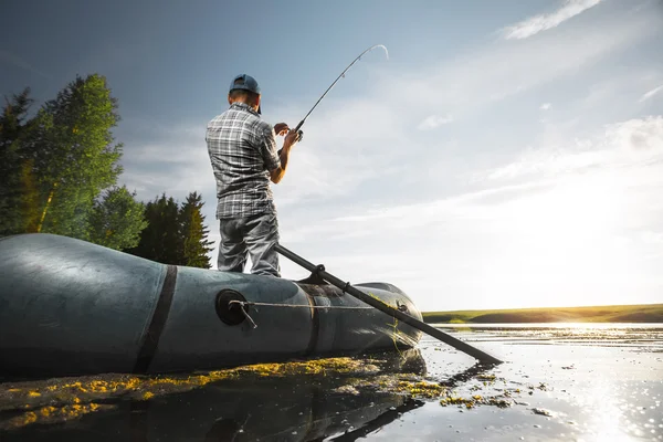 Uomo maturo pesca sul lago — Foto Stock