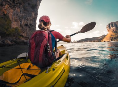 Deniz kayağı kürek çekmeye kadın