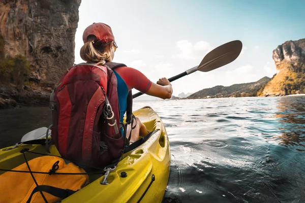 Donna pagaia il kayak mare — Foto Stock