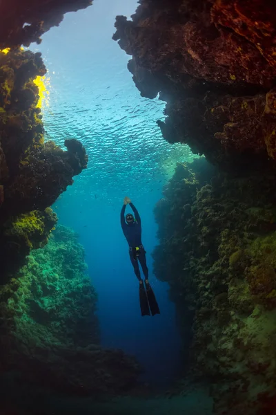 自由潜水者，滑翔在山洞里 — 图库照片