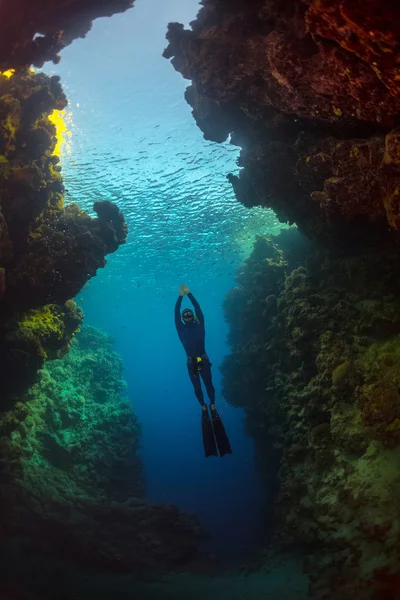 Free diver gliding in the cave — Stock Photo, Image