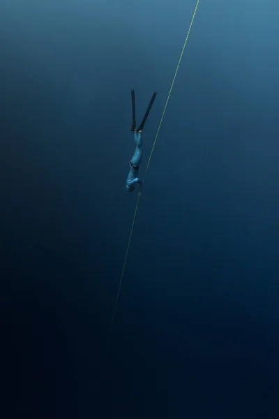 Free diver descending along the rope — Stock Photo, Image