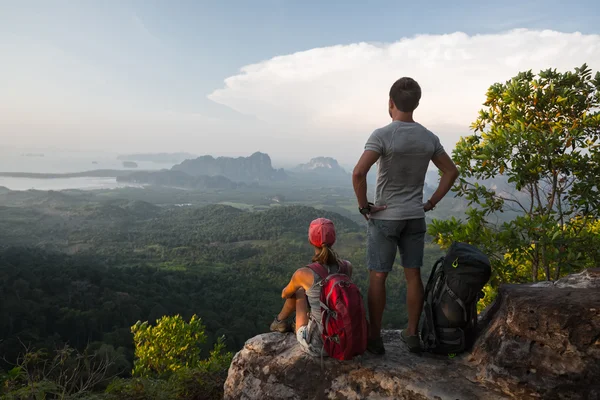 Casal de caminhantes relaxando no topo — Fotografia de Stock