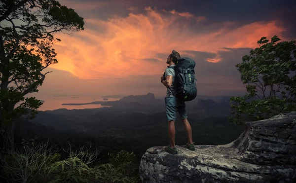 在一座山的徒步旅行者 — 图库照片