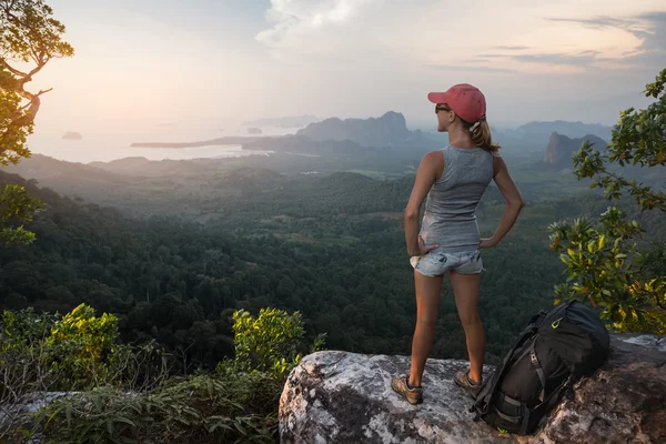 Caminante en la cima de una montaña — Foto de Stock