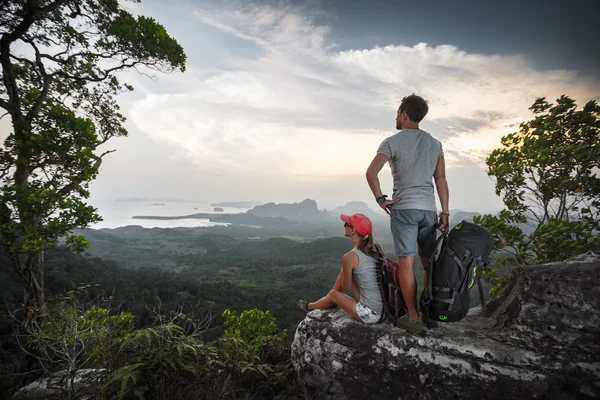 Caminhadas no topo de uma montanha — Fotografia de Stock