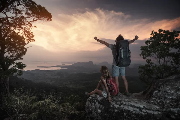 Escursioni in cima ad una montagna — Foto Stock