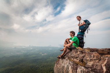 İki uzun yürüyüşe çıkan kimse erkek