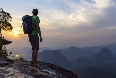 Uzun yürüyüşe çıkan kimse sırt çantası dağ ile
