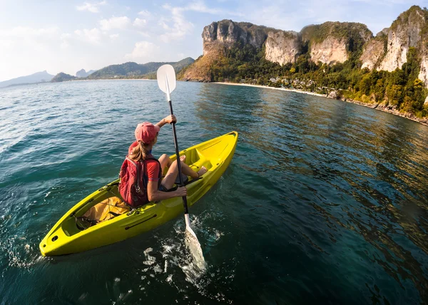 Donna pagaia il kayak mare — Foto Stock