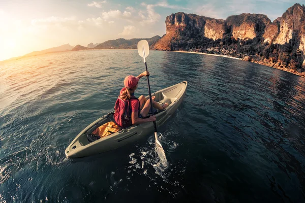 Femme pagayant le kayak de mer — Photo