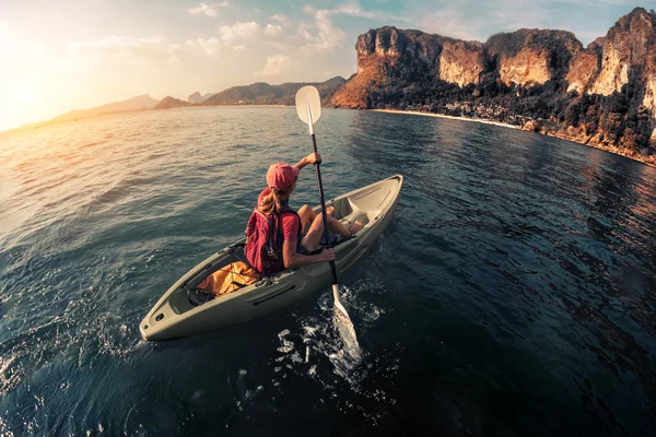 Frau paddelt im Seekajak — Stockfoto