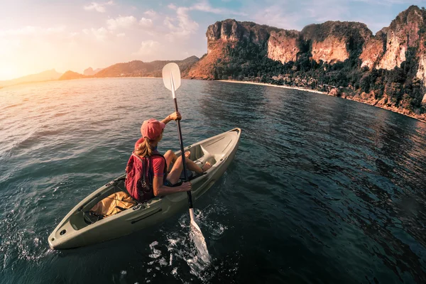 Femme pagayant le kayak de mer — Photo