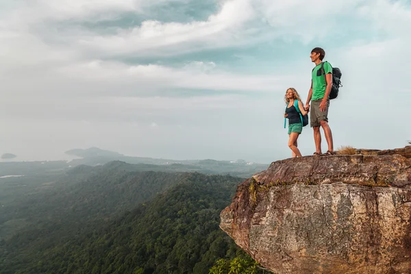 Casal apaixonado na montanha — Fotografia de Stock