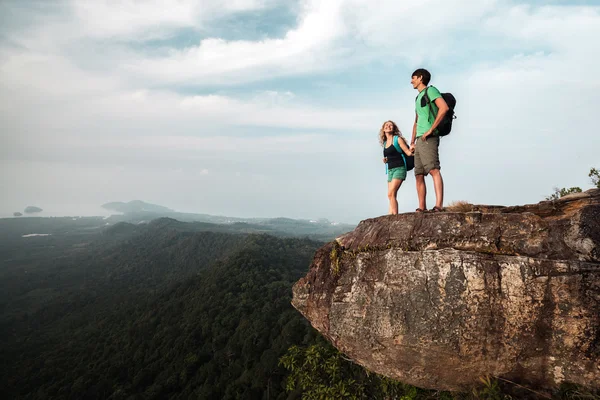 Casal apaixonado na montanha — Fotografia de Stock