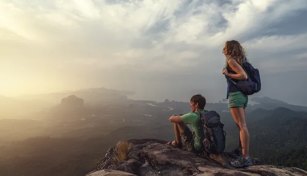 Pareja enamorada en la montaña — Foto de Stock