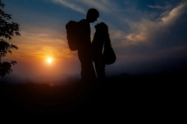 Pareja enamorada en la montaña — Foto de Stock