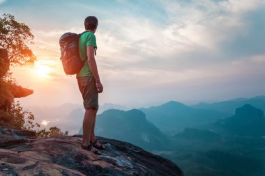 Uzun yürüyüşe çıkan kimse sırt çantası dağ ile